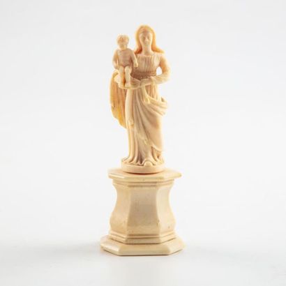 Dieppe DIEPPE
Statuette in carved ivory representing a Virgin and Child on a pedestal...