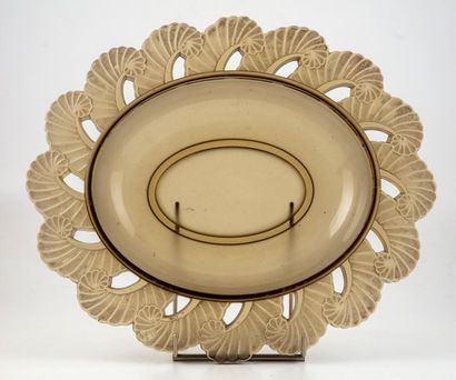 VERLYS VERLYS - France
Grand plat ovale à décor de feuillage stylisé. Vers 1920
L....