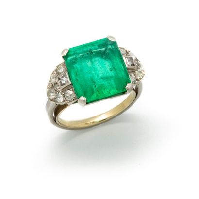 null Circa 1930
White gold ring decorated with a square emerald set with a geometric...