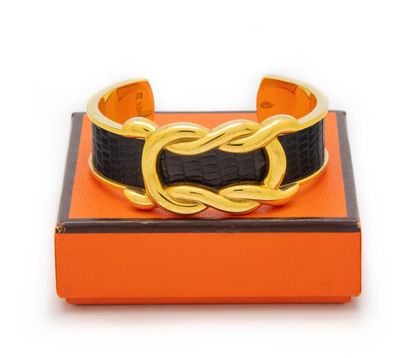 HERMES HERMES - Paris
Gold metal cuff, black lizard and Gordian knot
In its box
