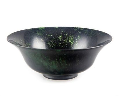 VIETNAM VIETNAM - XXth
Serpentine bowl
H.: 6 cm; D.: 17 cm