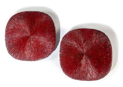 null Contemporary work
Two backlit red lacquered wooden wall lights
D.: 60 cm