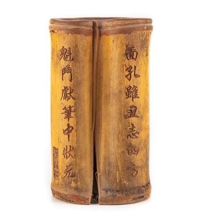 CHINE CHINA - XXth
Engraved bamboo brush pot with calligraphy decoration
H.: 17 ...