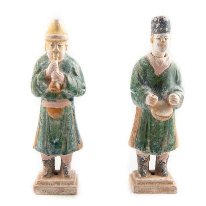 CHINE - MING CHINA - MING Era (1368 - 1644)
Two musicians standing in terracotta...