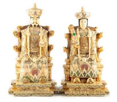 CHINE CHINE - XXe siècle
Couple de dignitaires assis en os sculpté, gravé et peint,...