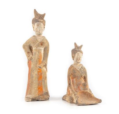 CHINE - TANG CHINE - Epoque TANG (618-907)
Deux statuettes en terre cuite à traces...