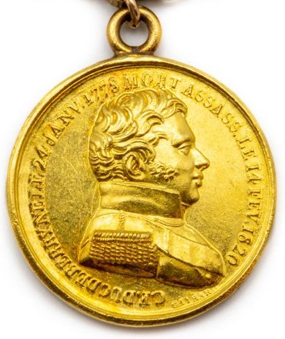 null Première moitié du XIXe
Collier en or jaune orné de 15 médailles du souvenir...
