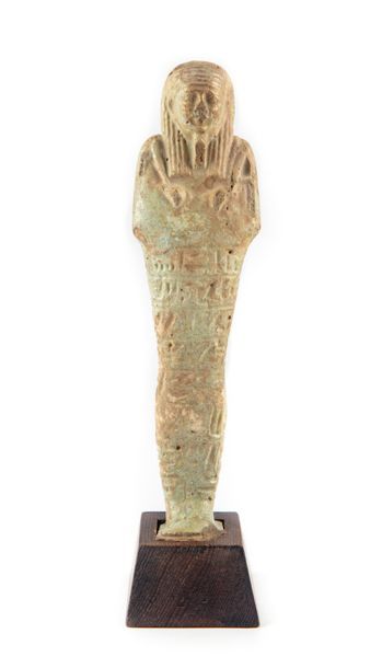 Oushebti Oushebti tardif - on joint son socle en bois
XXXe Dynastie
H. : 21,5 cm