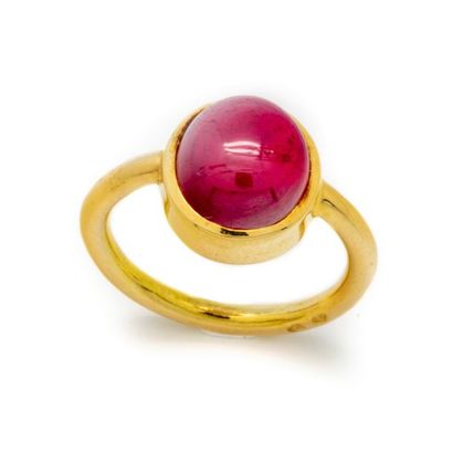 null Ring in 18 k yellow gold with a cabochon ruby set closed weighing 7.2 cts
TDD:...