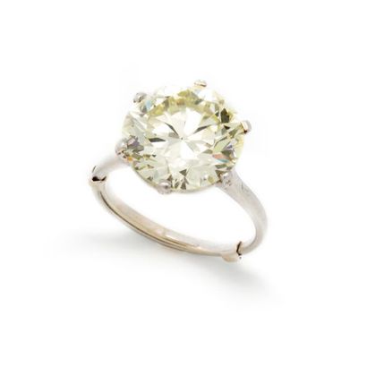 null Important white gold ring with a solitaire diamond weighing 8.29 cts
Color:...