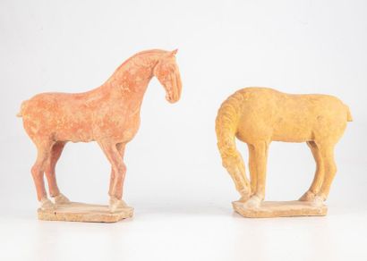 CHINE CHINA - TANG Era (618-907)
Two horses standing on a rectangular base, one head...