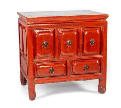 CHINE CHINE - XXe
Petite armoire en bois laqué rouge ouvrant à cinq tiroirs
H. :...