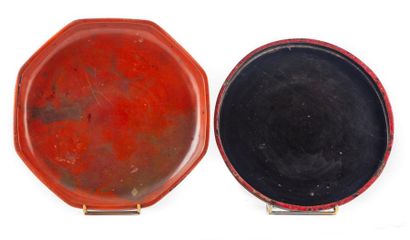 CHINE CHINA - XXth
An octagonal red lacquered wooden tray with an inscription on...