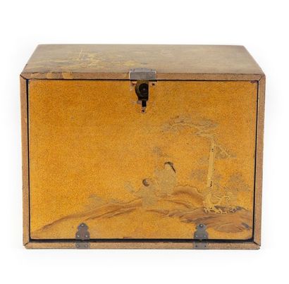 JAPON - MEIJI JAPAN - Meiji Period (1868-1912)
Small lacquered wooden cabinet with...