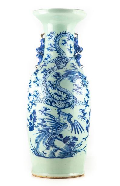CHINE CHINE 
Important vase de forme balustre en porcelaine à décor tournant de dragons...