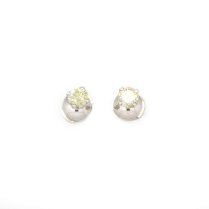 null Paire de puces d'oreille en or gris orné de deux diamants pesant 0,40 cts c...