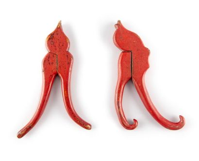 CHINE CHINE - XXe
Deux pinces en bois laqué rouge
L. : 16,5 cm et 15 cm