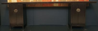 CHINE CHINE - Début XXe
Grande console en bois laqué noir reposant sur deux piètements...