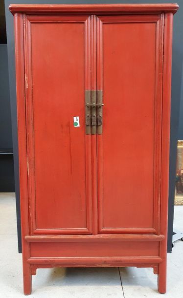 CHINE CHINE - XXe
Armoire à deux vantaux en bois laqué rouge
H. : 206 cm ; L. : 106...