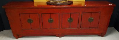 CHINE CHINA - XXth
Credenza in red lacquered wood opening with eight leaves
Height:...