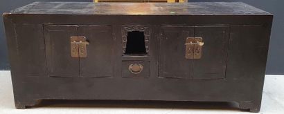 CHINE CHINA - XXth
Black lacquered wooden sideboard opening a four-leaf drawer
H.:...