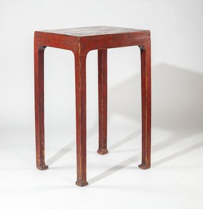 CHINE CHINE - XXe
Sellette en bois laqué rouge
H. : 86 cm ; L. : 54 cm ; P. : 45...