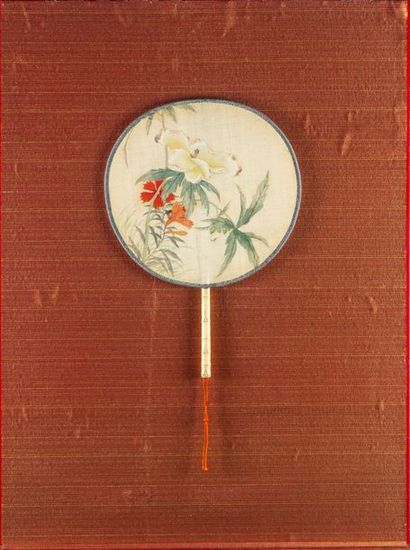 CHINE CHINE - XIXe
Deux éventails en soie peints à l'encre à décors de fleurs, les...