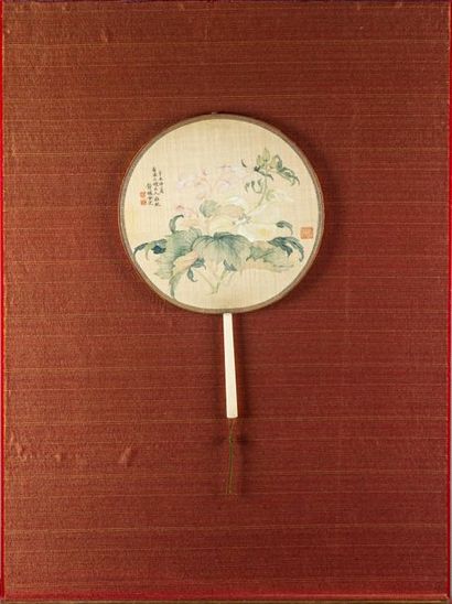 CHINE CHINE - XIXe
Deux éventails en soie peints à l'encre à décors de fleurs, les...