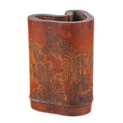 CHINE CHINA - XXth
Bamboo brush pot engraved with landscapes
H.: 13,5 cm