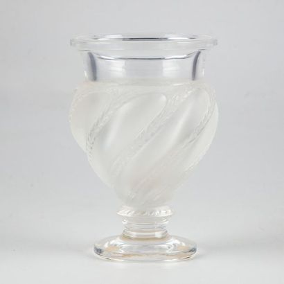 DAUM LALIQUE - France
Petit vase sur piédouche modèle Ermenonville en cristal moulé...