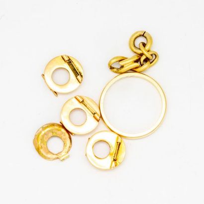 null Set of yellow gold wedding rings and various gold rings
Weight: 11.6 g.