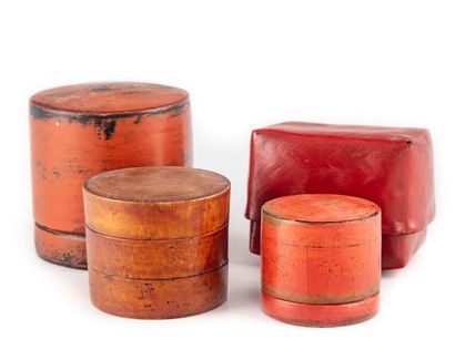 CHINE CHINE - XXe
Ensemble de quatre boîtes en bois laqué rouge
H. : 5,5 cm à 9,5...