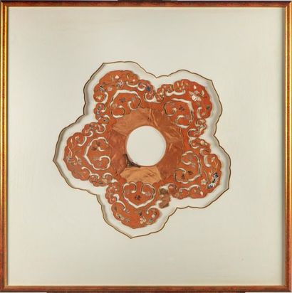 CHINE - GUANGXU CHINA - Guangxu Period (1875-1908)
Embroidered silk collar, framed
48...