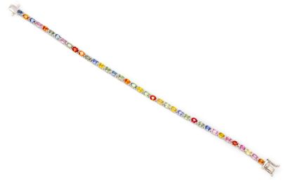 null Bracelet souple en argent orné de maillons agrémenté de 38 saphirs multicolores...