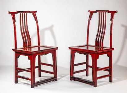 CHINE CHINA - XXth
Two red lacquered wooden chairs
H.: 102 cm; W.: 52 cm; D.: 41...