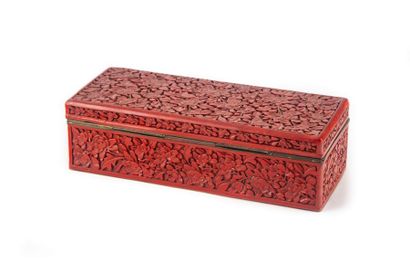 CHINE CHINA - XIXth
Rectangular wooden and cinnabar lacquered box with high relief...