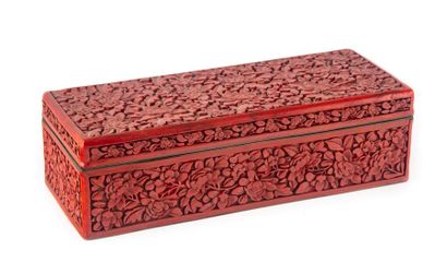 CHINE CHINA - XIXth
Rectangular wooden and cinnabar lacquered box with high relief...