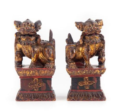 CHINE - QING CHINA - Qing Dynasty (1644-1911)
Pair of wooden Fô dogs with golden...