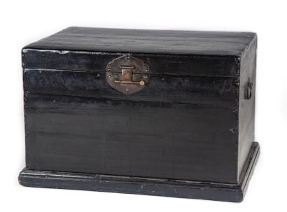 CHINE CHINA - XXth
Black lacquered wooden chest
H.: 50 cm; W.: 76 cm; D.: 50 cm