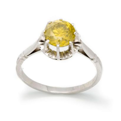 null Bague en or gris 18 k ornée d'un diamant solitaire golden yellow pesant 1,51...