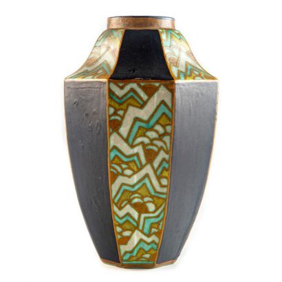 Charles CATTEAU Charles CATTEAU (1880-1956) & BOCH FRERES - KERAMIS
Vase de forme...