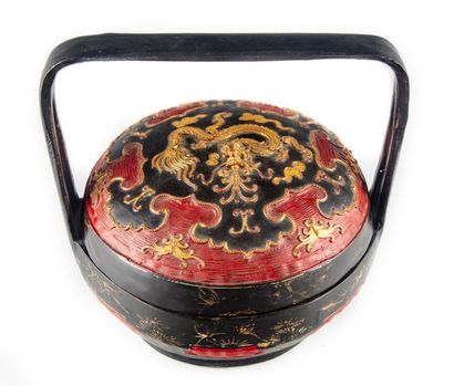CHINE CHINA - XXth
Picnic basket in red and gold lacquered wood and engraved
H.:...