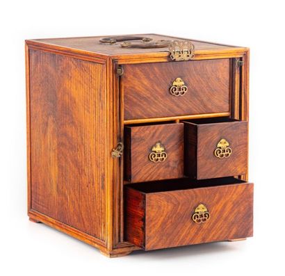 null CHINA - XXth
Small opening box with two shutters revealing four drawers on three...
