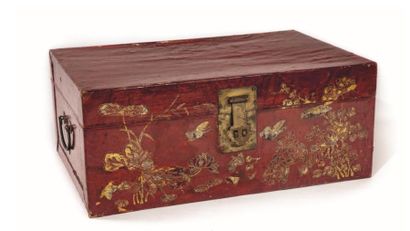 CHINE CHINA - 19th century
Trunk in red and gold lacquered cardboard and parchment...