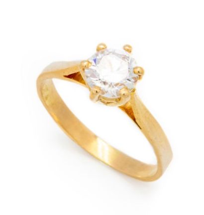 Solitaire ring, set in yellow gold with a...