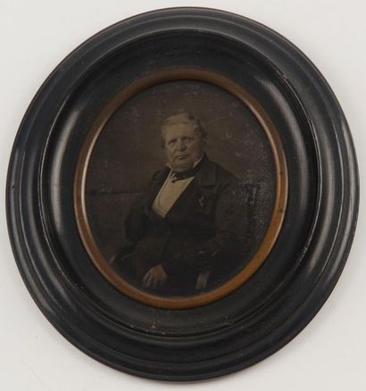null Old photograph: portrait of a seated man. Circa 1860
H. 8 cm
Framed