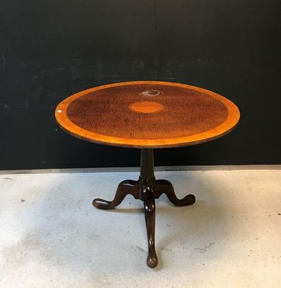 null Pedestal table with a round veneer top decorated with a central medallion. Central...