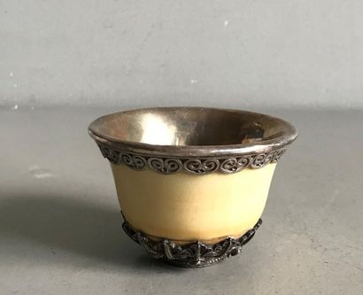 null INDIA
Bone bowl with chiselled metal frame decorated with hard stone cabochons
H.:...