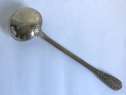 null Moulded silver ladle chiselled with leaves and fruits and faun mask. Encrypted....