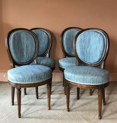 null Suite of four chairs with medallion backrest in moulded natural wood. Roughly...